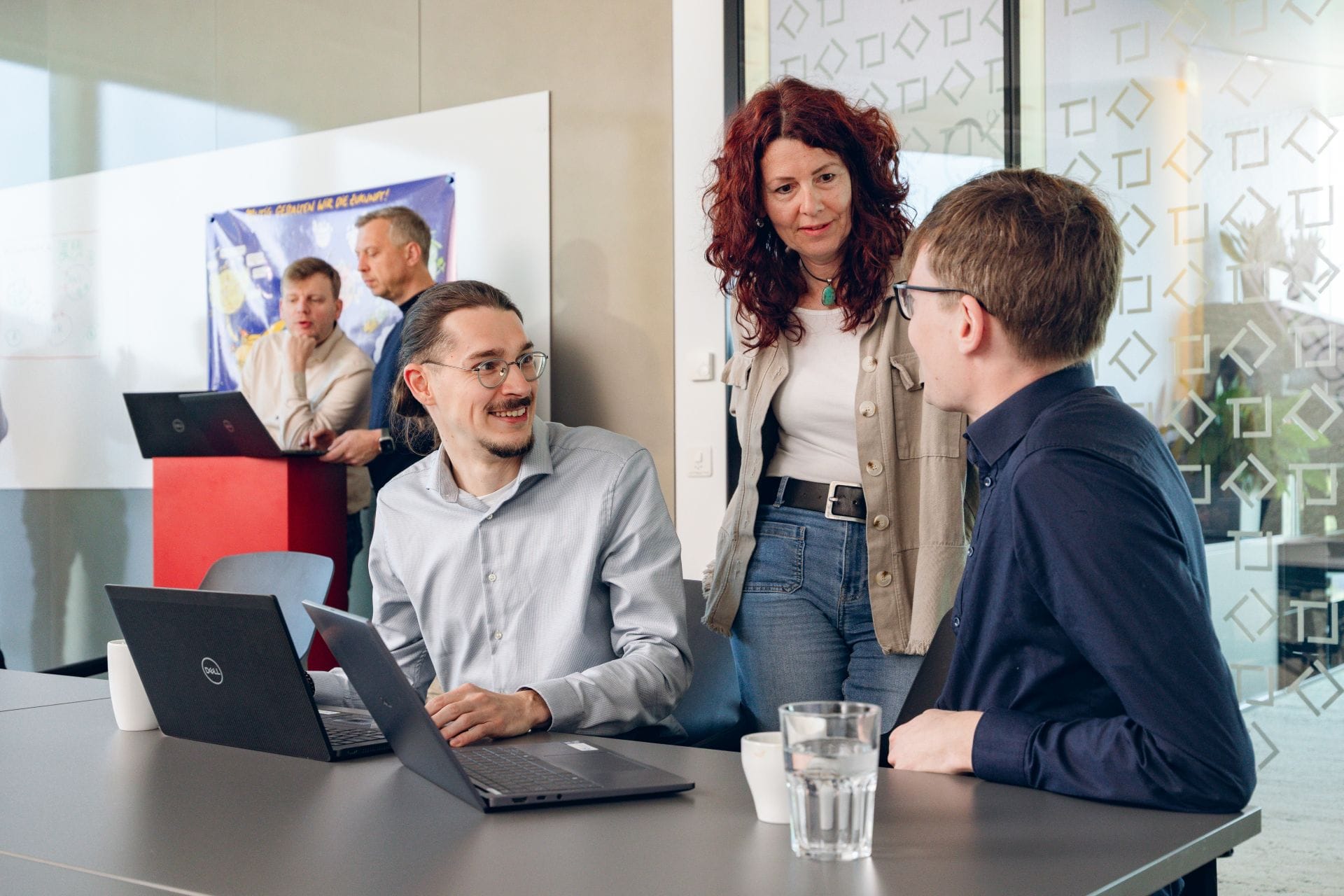 mehrere SOLTIC-Mitarbeitende im Office