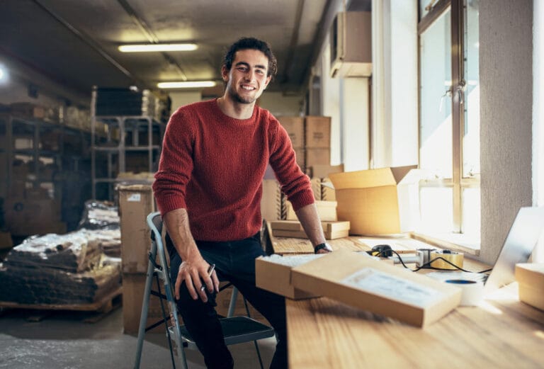 Gründer im Packraum seines Startup-Unternehmens